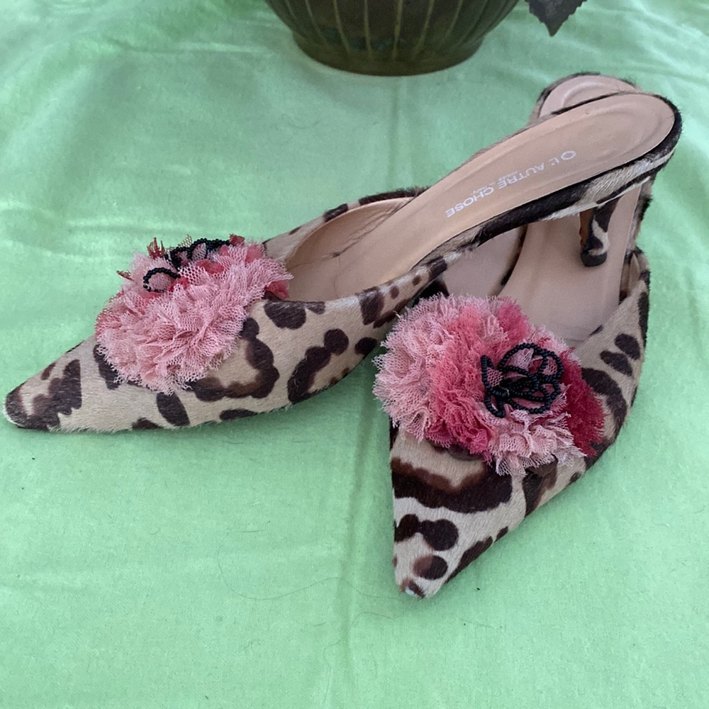 Vintage genuine leather, upper, lining, and sole leopard pointy  kitten heels
